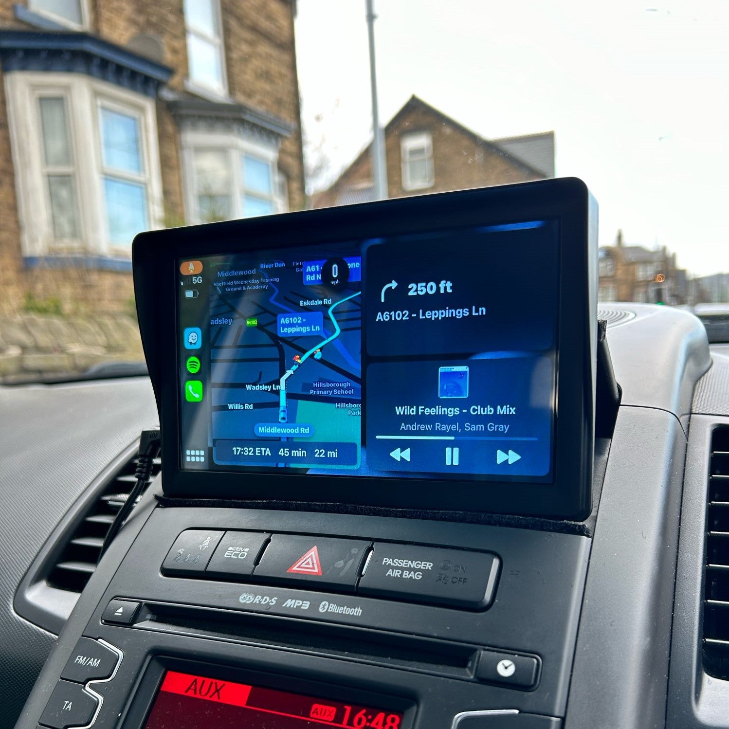 wireless touchscreen car dashboard apple carplay & android auto